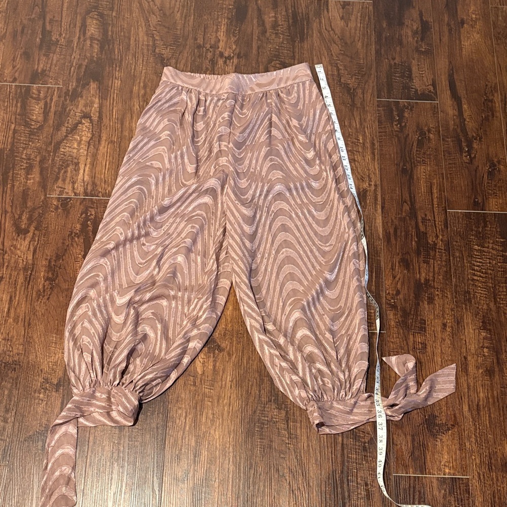 VENUS Ankle-Tie Cropped Pants in Mauve Swirl